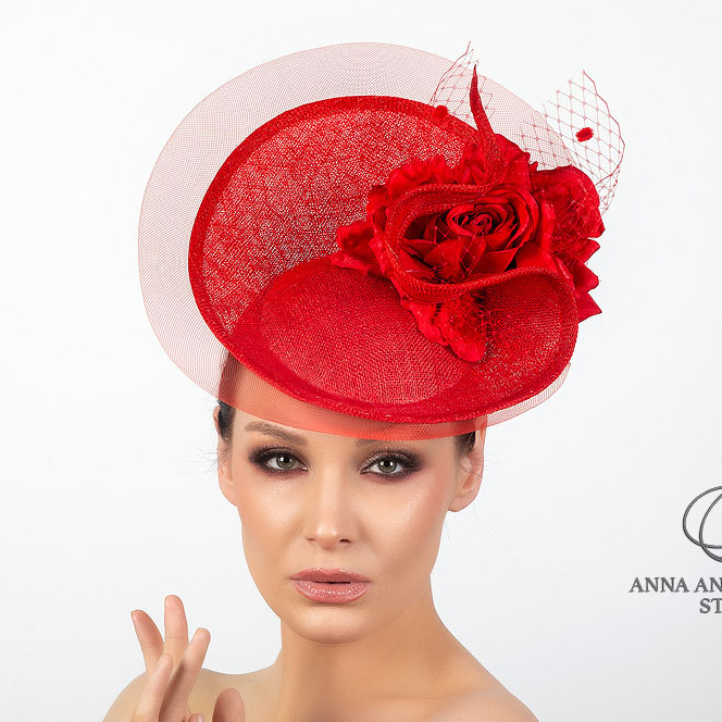 Дизайнерская красная шляпка для скачек , шляпа из синамей с цветами, дизайнерские шляпы Анна Андриенко