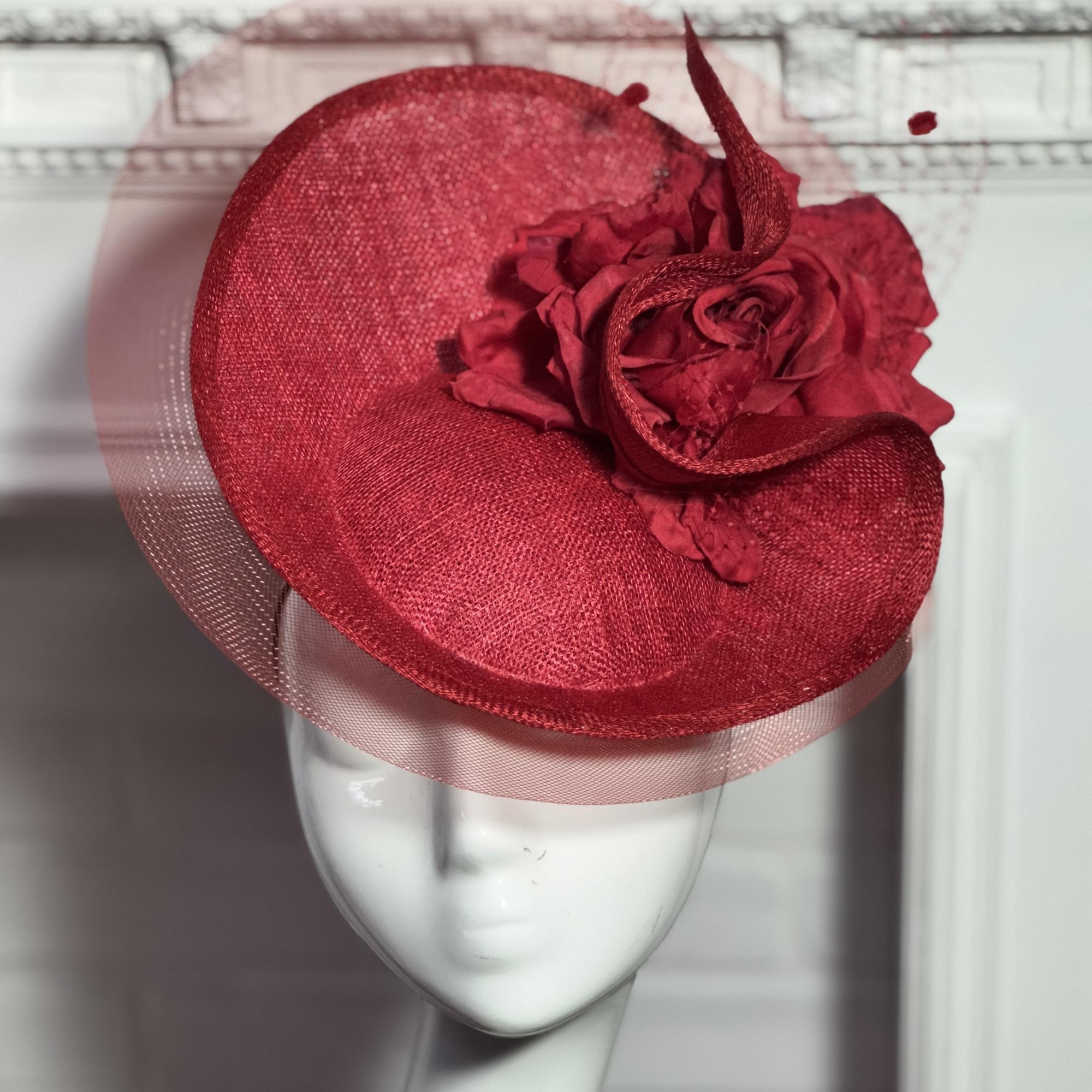 Дизайнерская красная шляпка для скачек , шляпа из синамей с цветами, дизайнерские шляпы Анна Андриенко