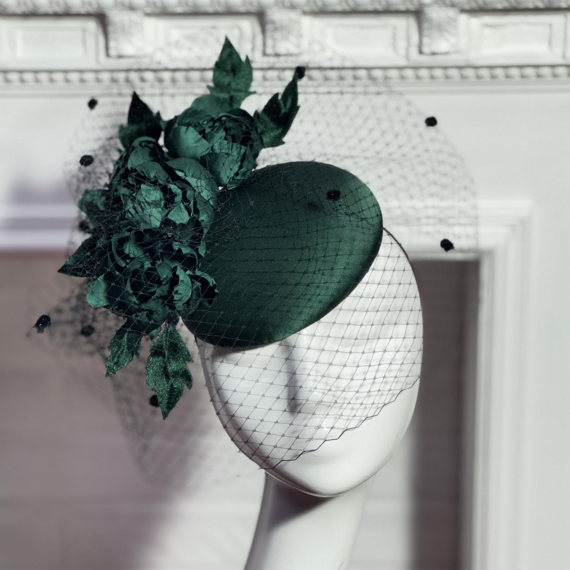 купить изумрудную шляпку с вуалью, шляпка для скачек, женские шляпки спб, дизайнерские шляпки Анна Андриенко, свадебные шляпки вуалетки, вечерние шляпки купить в москве