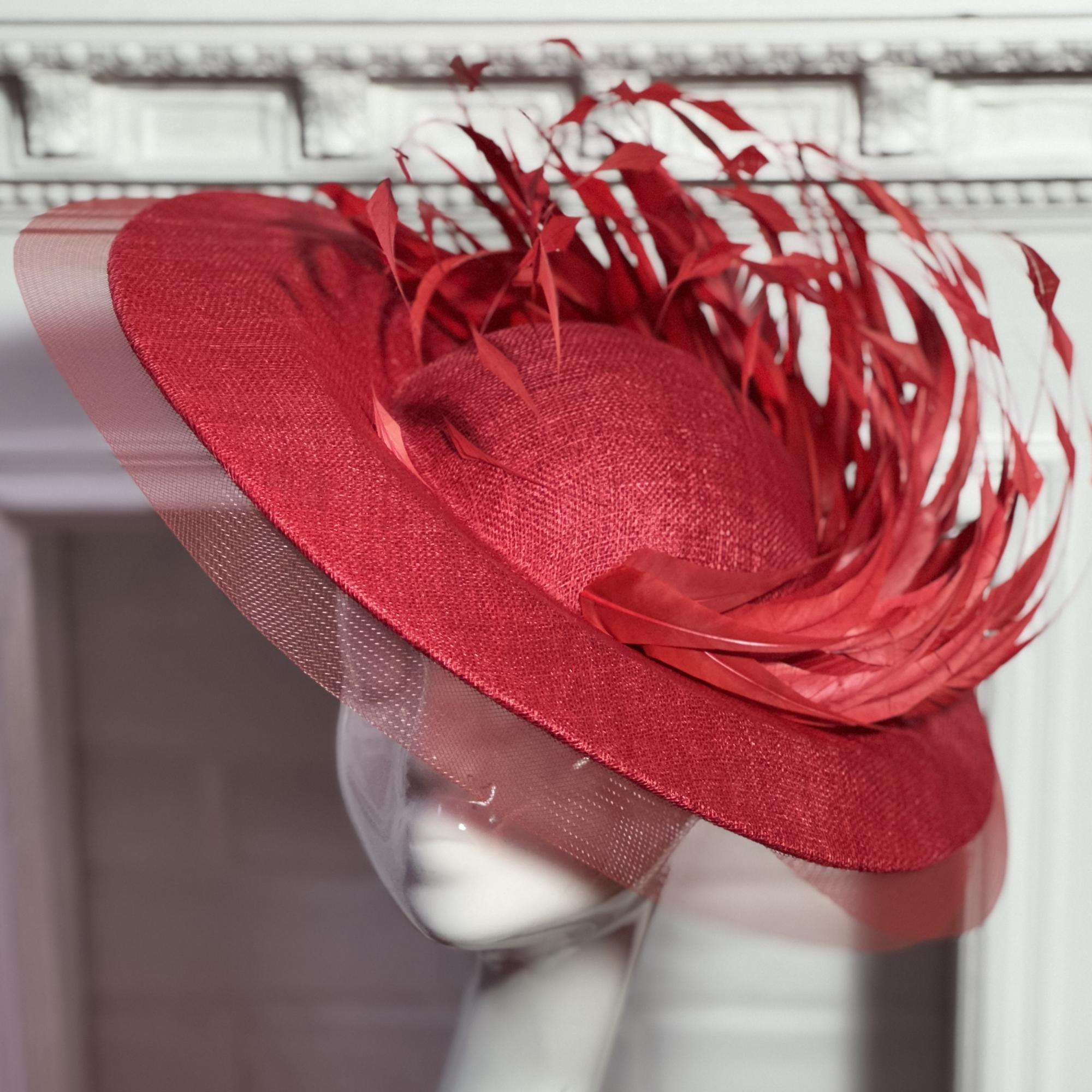 купить шляпку для скачек в москве, шляпки для скачек, шляпки для свадьбы, свадебная шляпка, женская шляпка, красная шляпка, шляпка с перьями, купить шляпку спб, вечерняя шляпка, шляпка для праздника, светская шляпка, дизайнерская шляпка, Анна Андриенко, шляпки для ипподрома