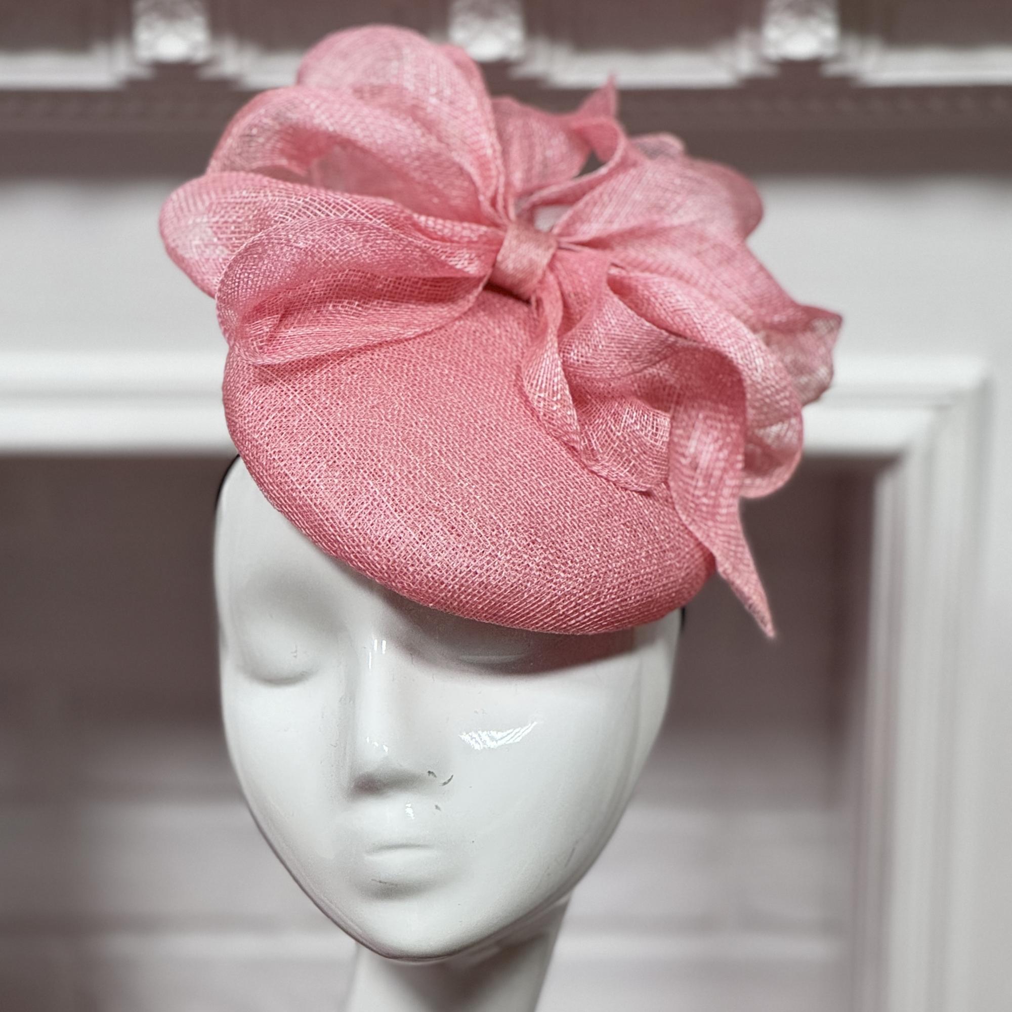 розовая шляпка таблетка с бантом из синамей, шляпки для скачек купить в Москве
