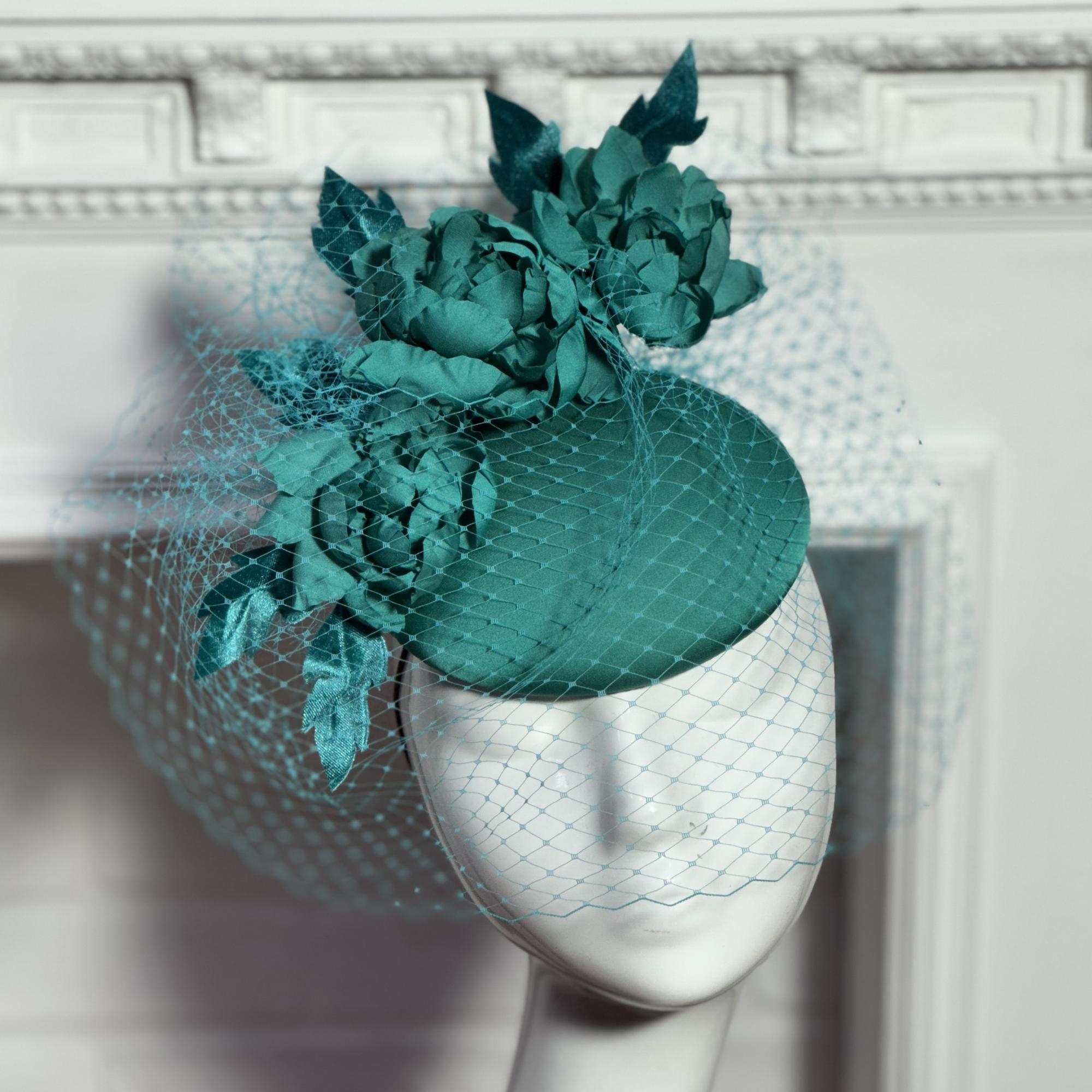 купить бирюзовую шляпку с вуалью, шляпка для скачек, женские шляпки спб, дизайнерские шляпки Анна Андриенко, свадебные шляпки вуалетки, вечерние шляпки купить в москве