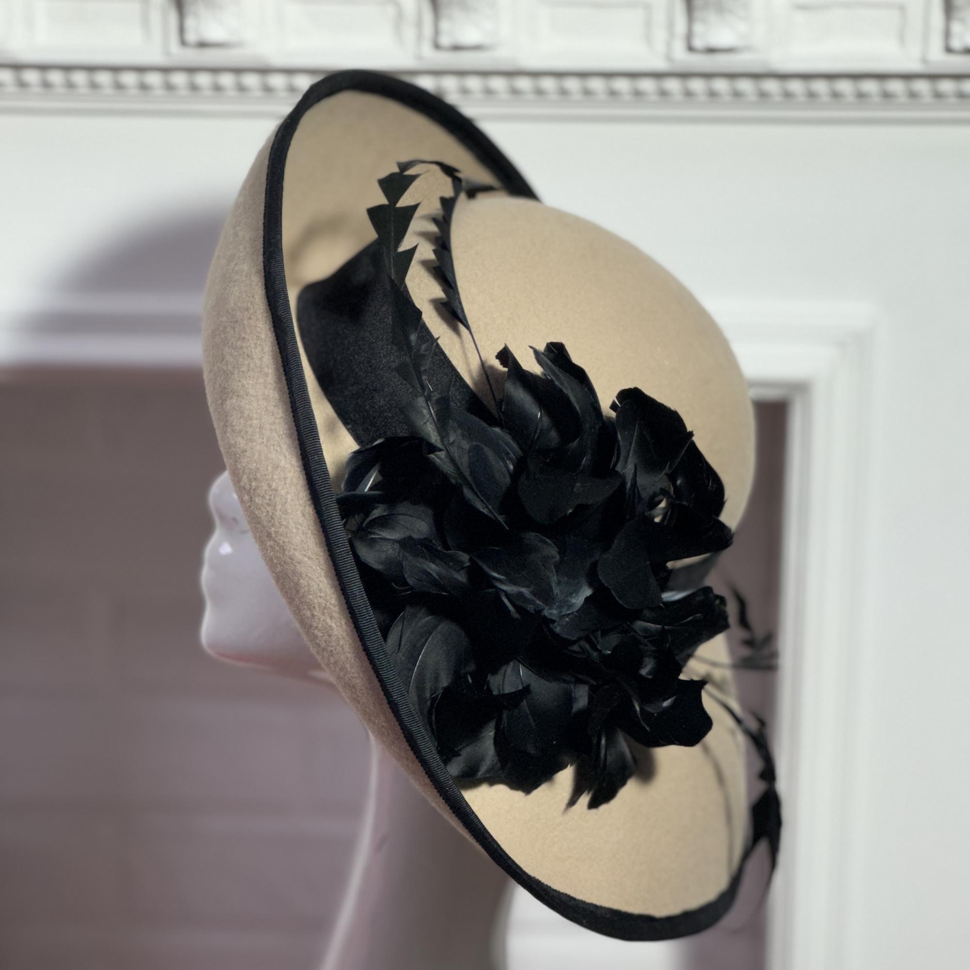 Бежевая широкополая шляпа из фетра с цветком, купить шляпку в Питере, купить шляпку для скачек, Дизайнерские шляпки Анна Андриенко Спб