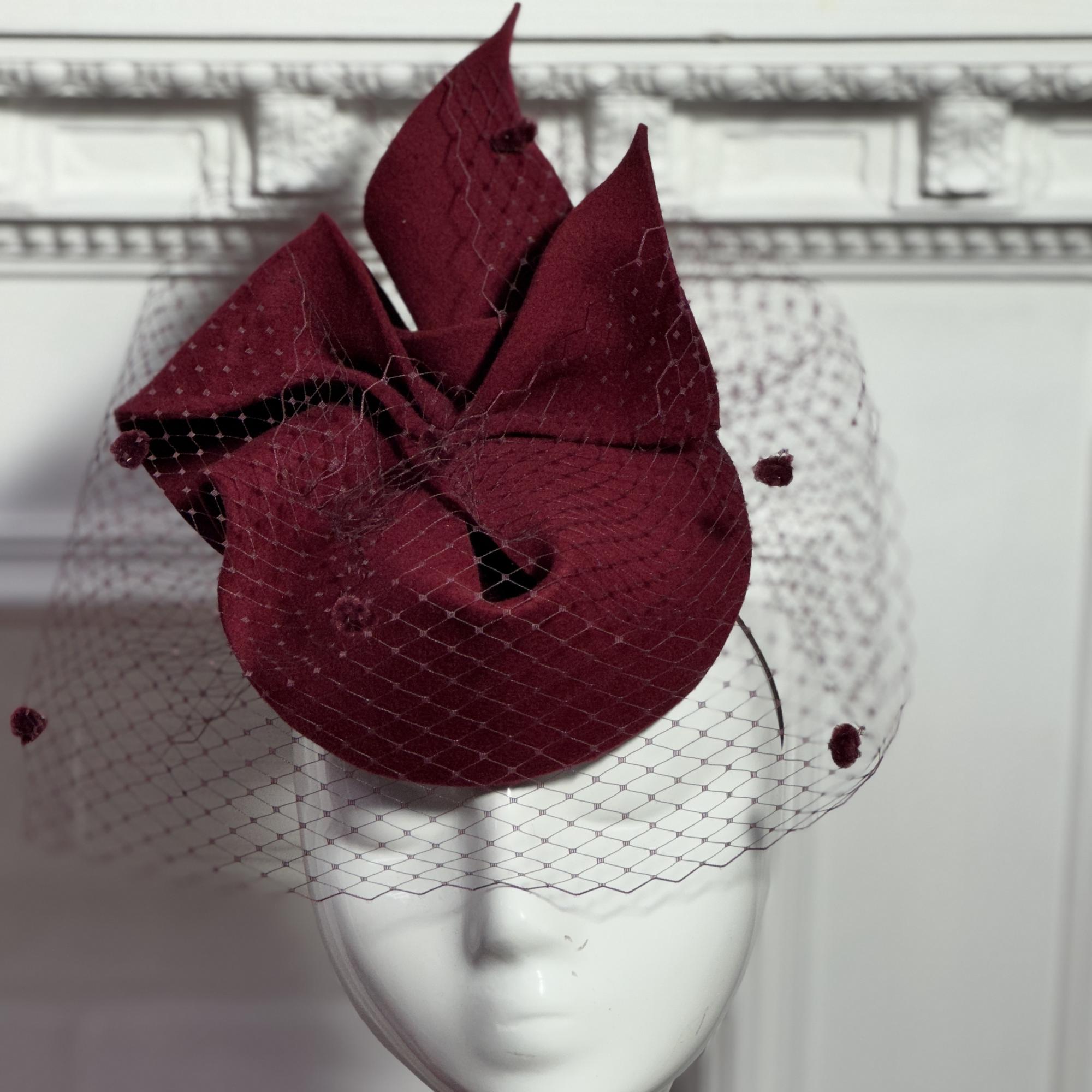 Дизайнерская шляпка из фетра для приемов и торжеств бордовая, головные уборы Анна Андриенко купить в Москве