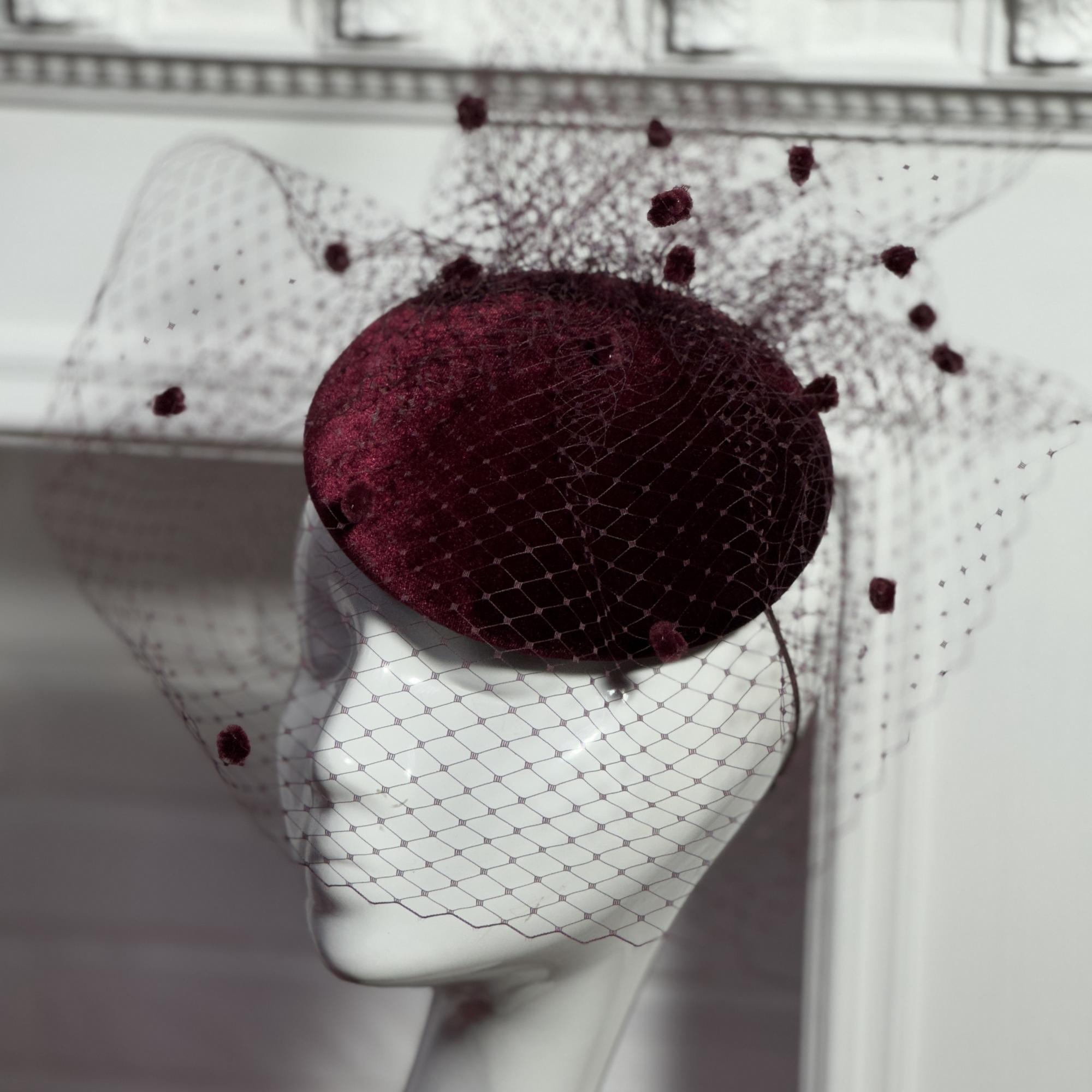 купить бордовую шляпку таблетку с вуалью, маленькая бордовая фетровая шляпка, Анна Андриенко дизайнерские шляпки, бордовая шляпка для скачек с вуалью