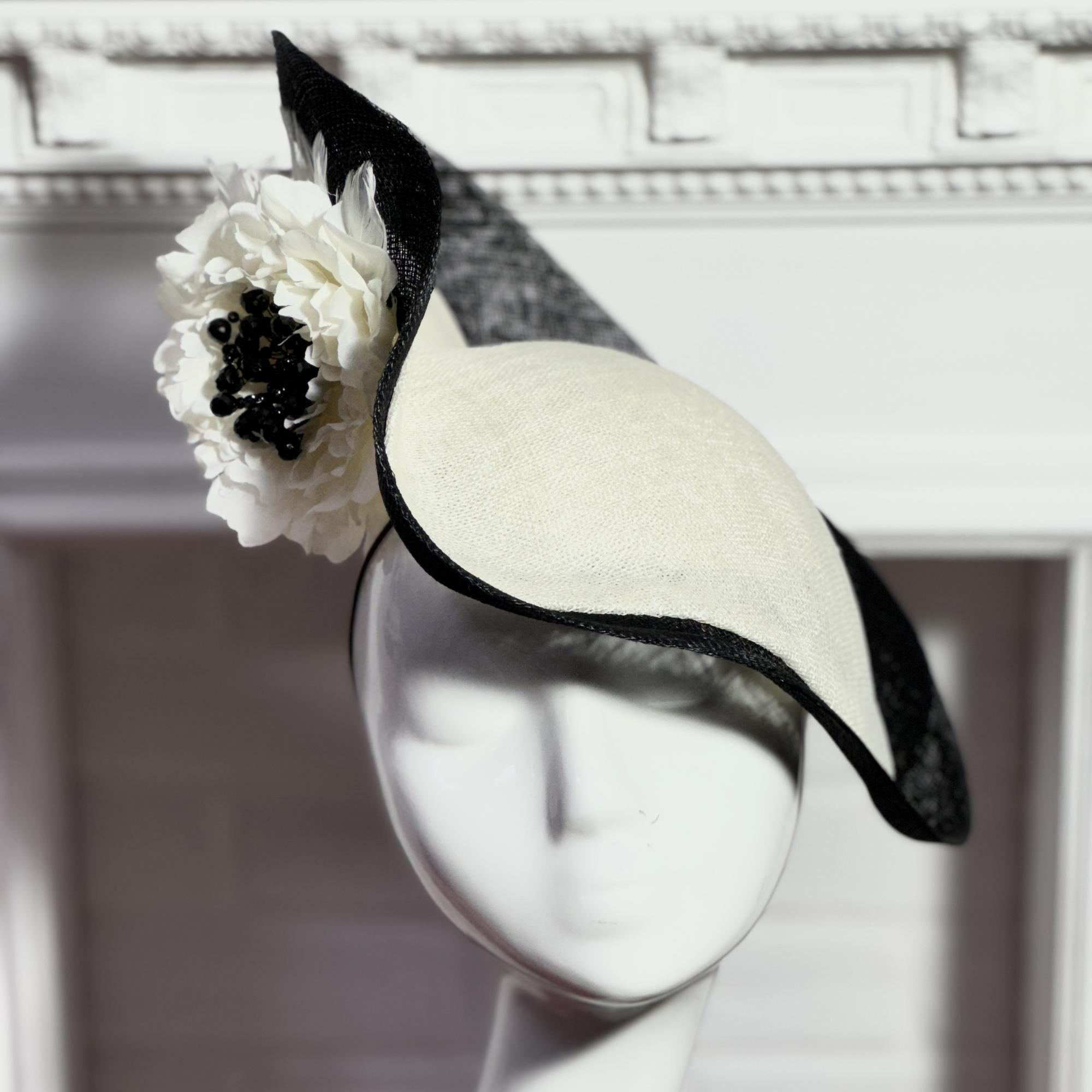 купить белую шляпу для скачек, широкополая шляпа, свадебная шляпа, шляпа для свадьбы, шляпа для невесты, черно-белая шляпа, шляпа с круглой тульей, шляпа с большими полями, летняя шляпа, шляпа для лета, шляпа для пляжа, светская шляпа, дизайнерская шляпа, Анна Андриенко, шляпа с большими полями, шляпа для скачек, вечерняя шляпа, шляпа для праздника, шляпа для фотосессии