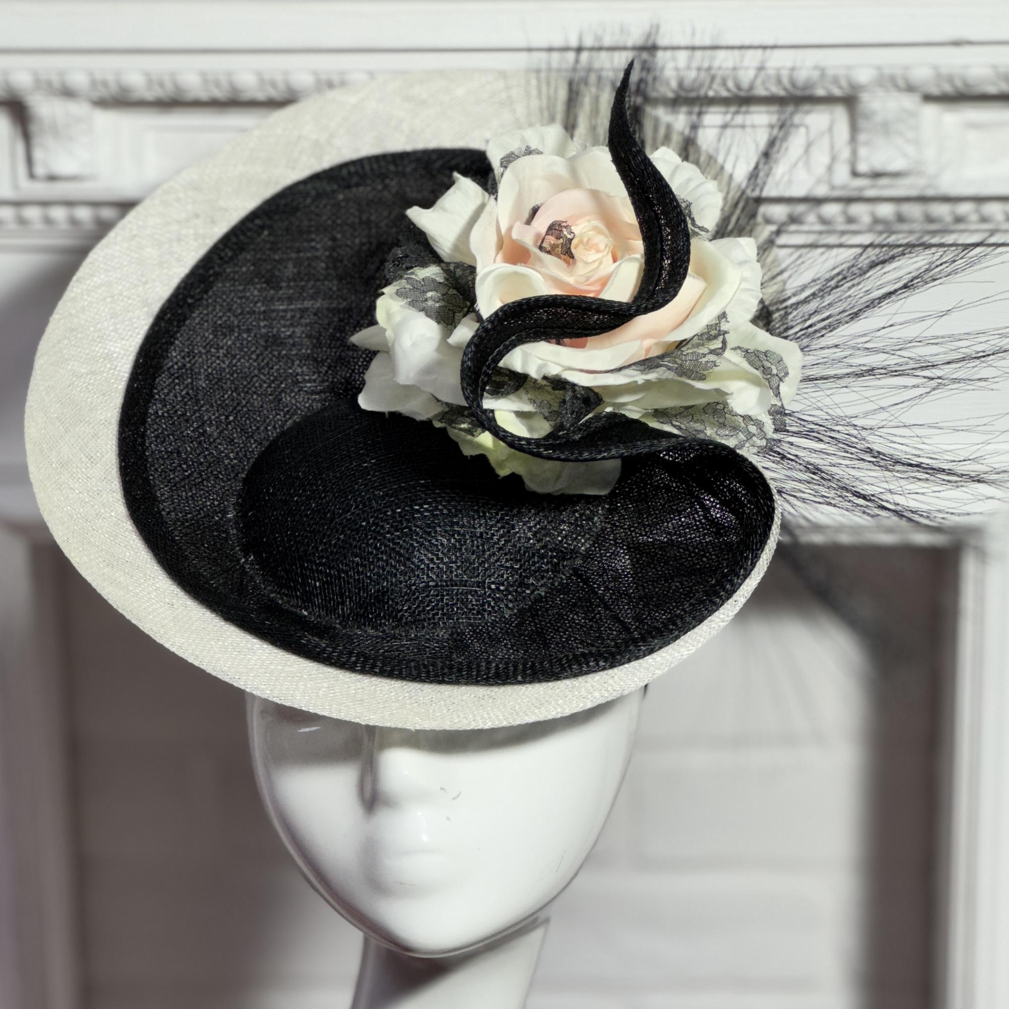 Дизайнерская черно-белая шляпка для скачек , шляпа из синамей с цветами, дизайнерские шляпы Анна Андриенко