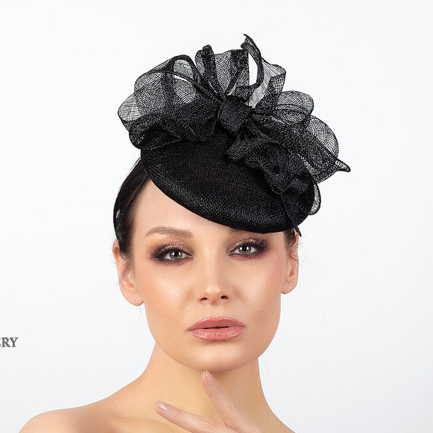 черная шляпка таблетка с бантом из синамей, шляпки для скачек купить в Москве