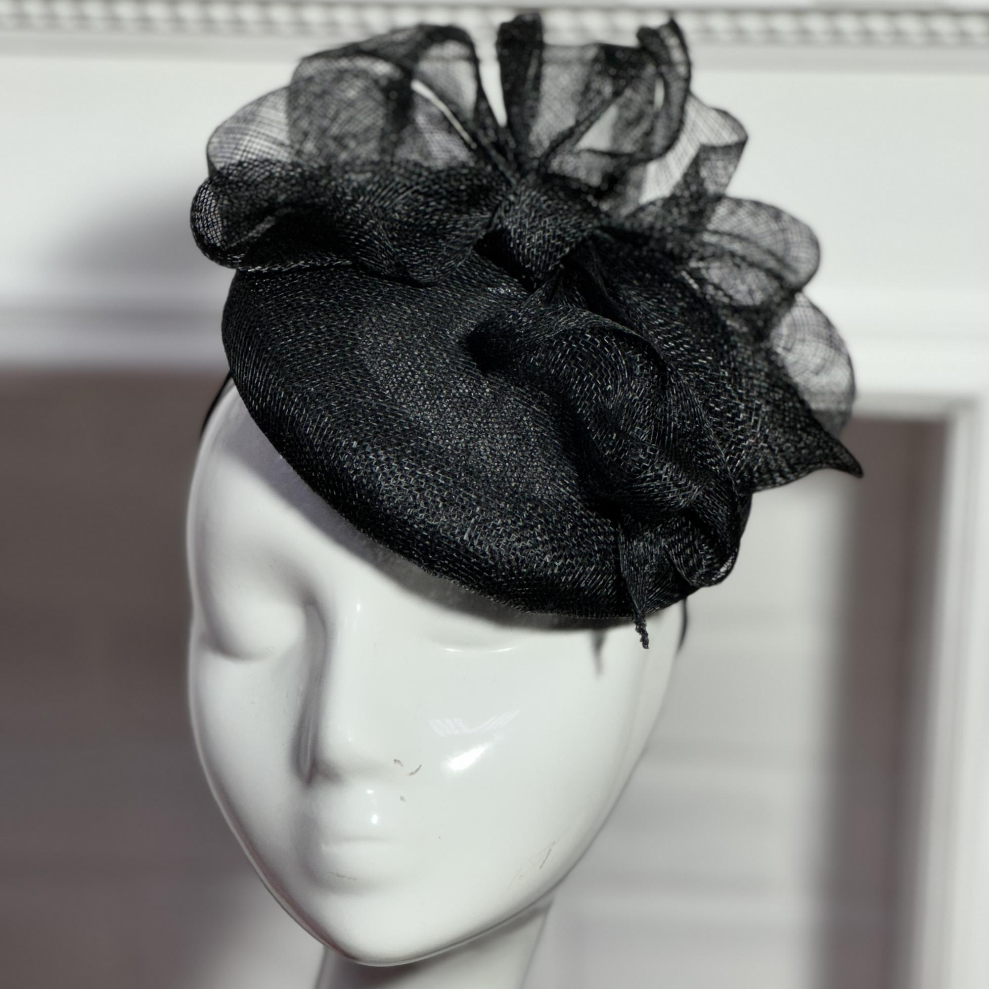 черная шляпка таблетка с бантом из синамей, шляпки для скачек купить в Москве