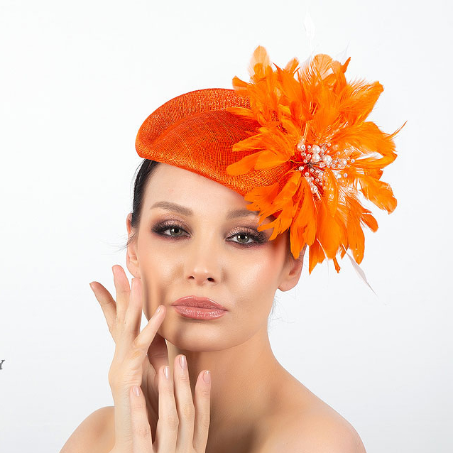 Шляпка таблетка оранжевого цвета из синамей с перьями, дизайнерские шляпки Анна Андриенко, купить шляпку для скачек, вечерние шляпки в Москве