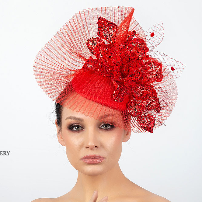 Вечерняя женская красная шляпка с цветком и регилином, купить шляпки для скачек в Москве, дизайнерские головные уборы Анна Андриенко СПб