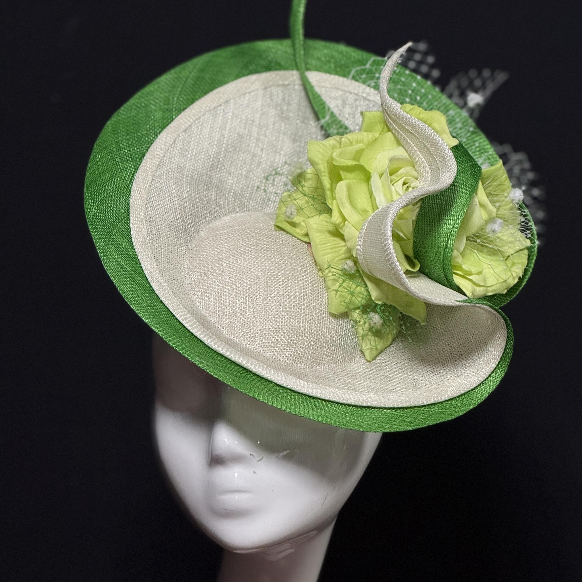 Дизайнерская белая шляпка для скачек , шляпа из синамей с цветами, дизайнерские шляпы Анна Андриенко