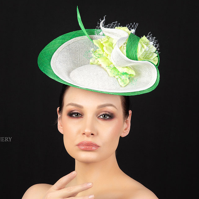 Дизайнерская белая шляпка для скачек , шляпа из синамей с цветами, дизайнерские шляпы Анна Андриенко