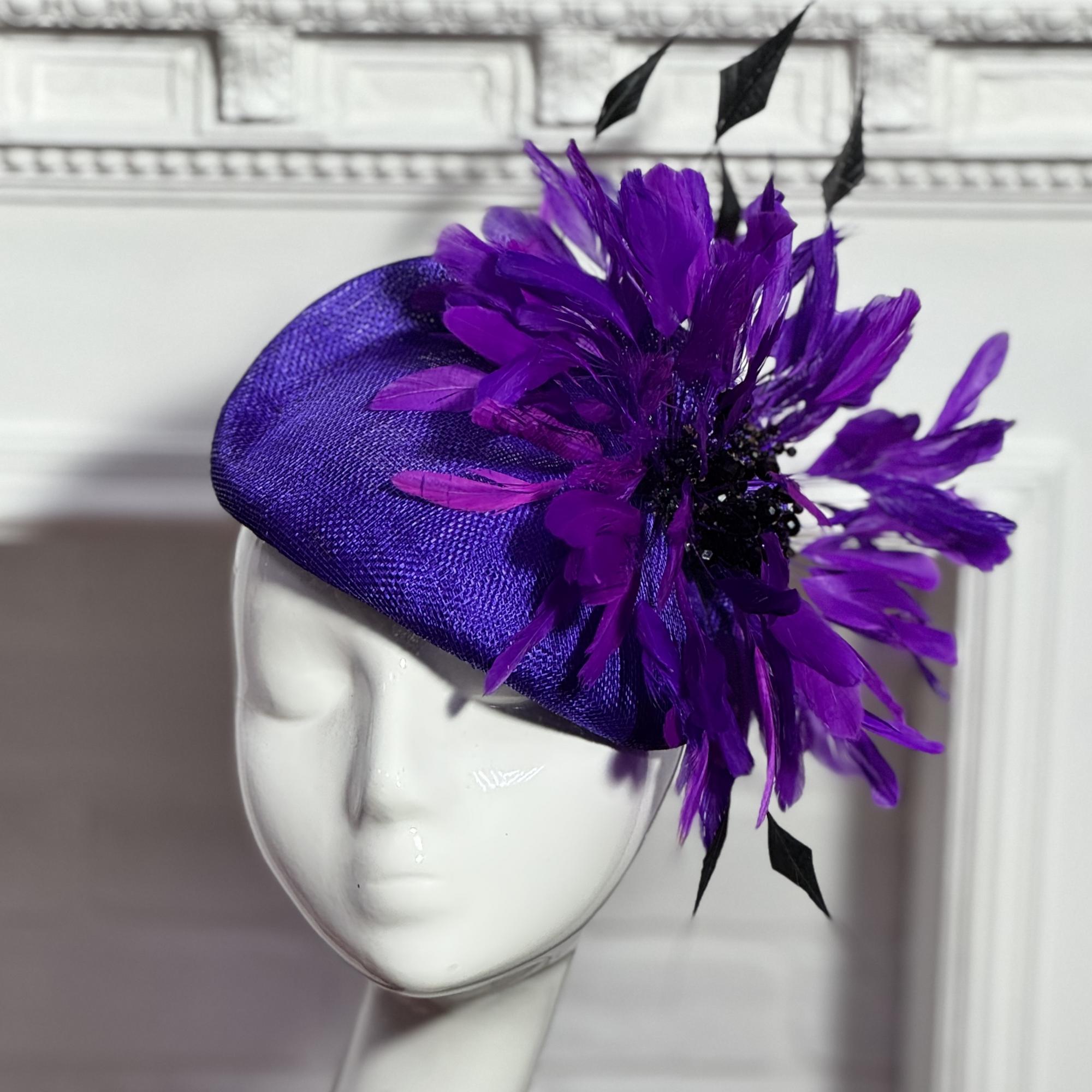 Шляпка таблетка цвета фиолетового цвета из синамей с перьями, дизайнерские шляпки Анна Андриенко, купить шляпку для скачек, вечерние шляпки в Москве