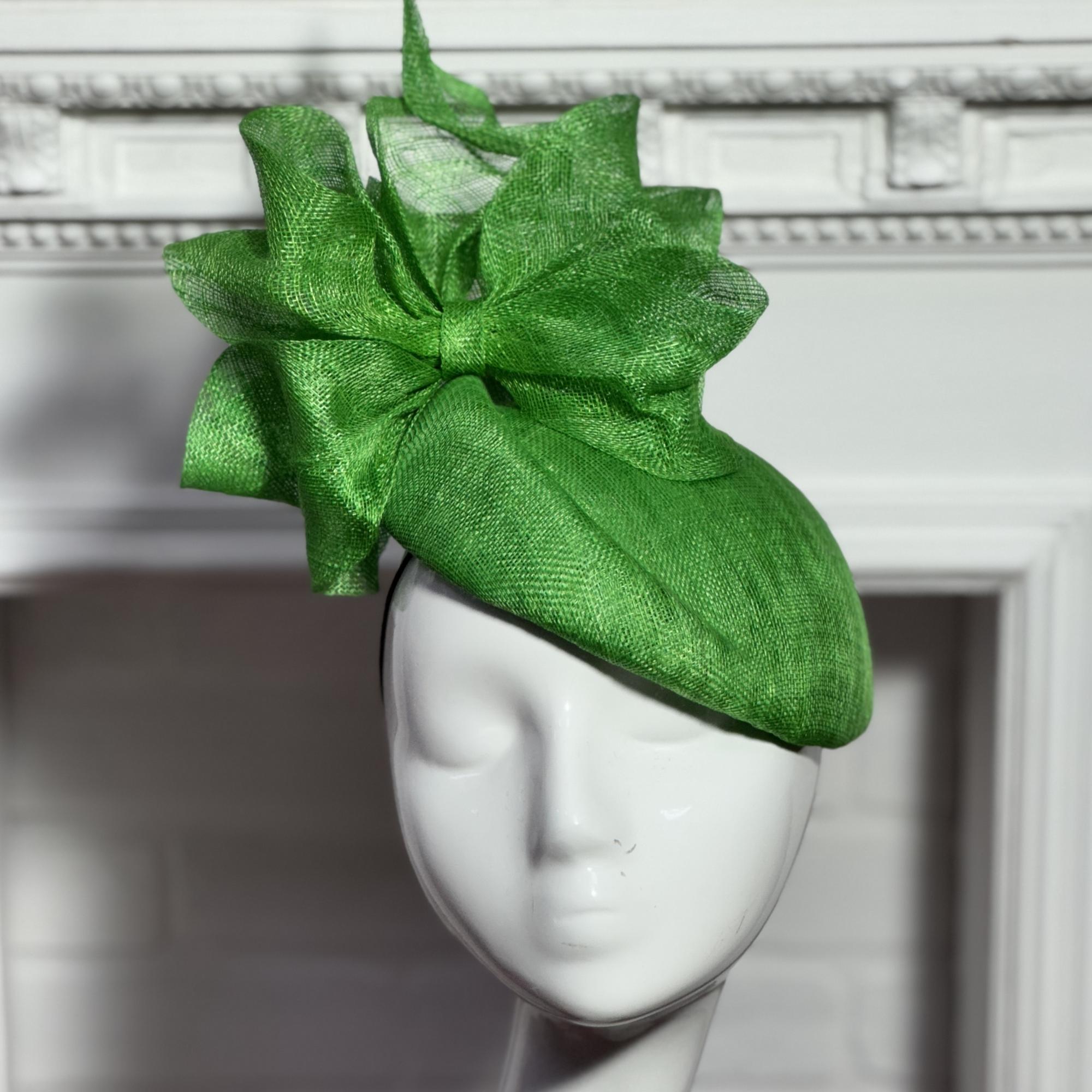 Вечерняя зеленая шляпка с цветком и вуалью, дизайнерские шляпки Анна Андриенко, купить шляпку для скачек, купить шляпку для праздника, шляпки в москве, шляпки СПб