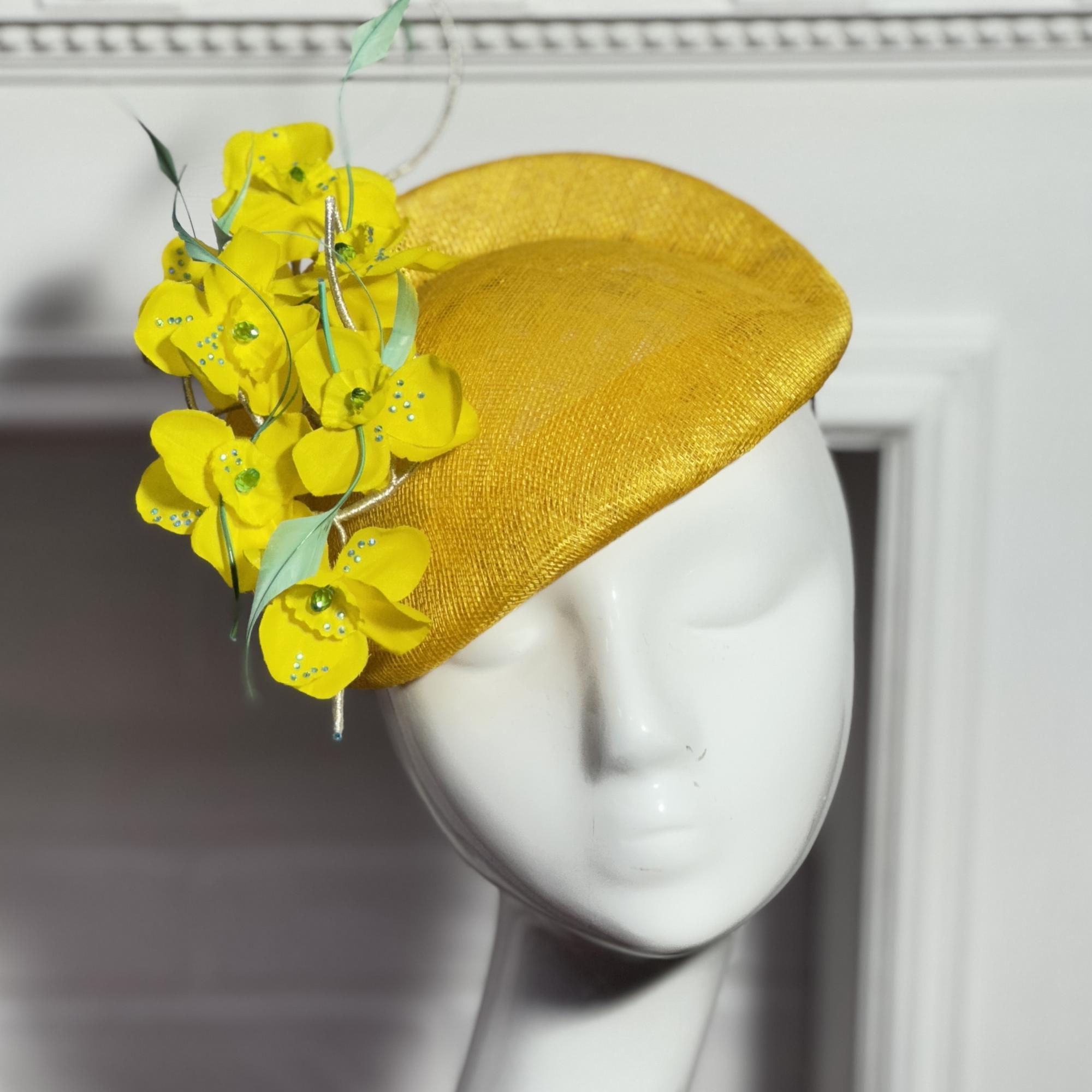 Шляпка таблетка желтая, дизайнерские шляпки Анна Андриенко, шляпки для скачек, шляпка из синамей
