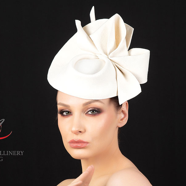 Дизайнерская шляпка из фетра для приемов и торжеств белая, головные уборы Анна Андриенко купить в Москве
