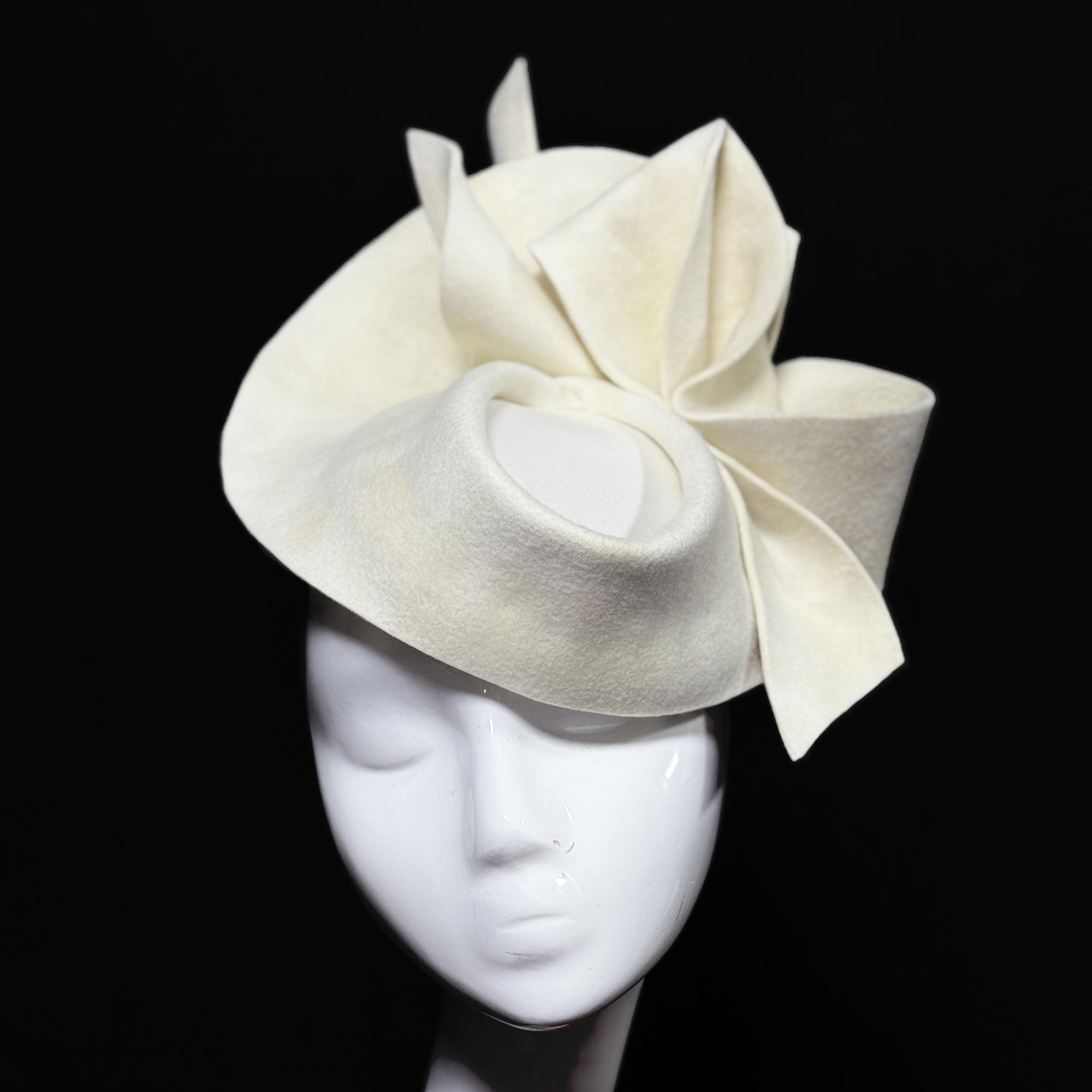 Дизайнерская шляпка из фетра для приемов и торжеств белая, головные уборы Анна Андриенко купить в Москве