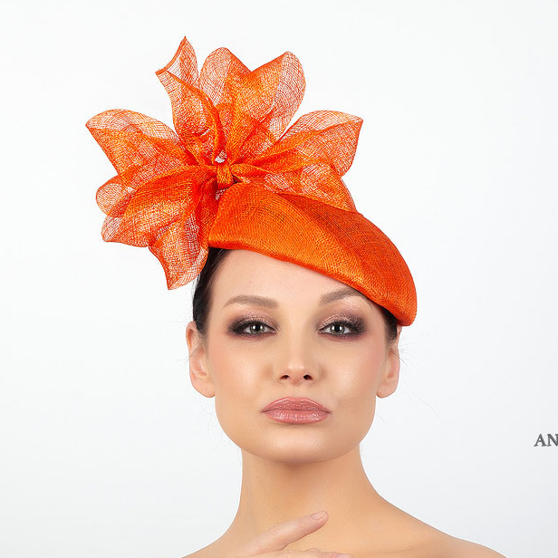 Вечерняя оранжевая шляпка с цветком и вуалью, дизайнерские шляпки Анна Андриенко, купить шляпку для скачек, купить шляпку для праздника, шляпки в москве, шляпки СПб