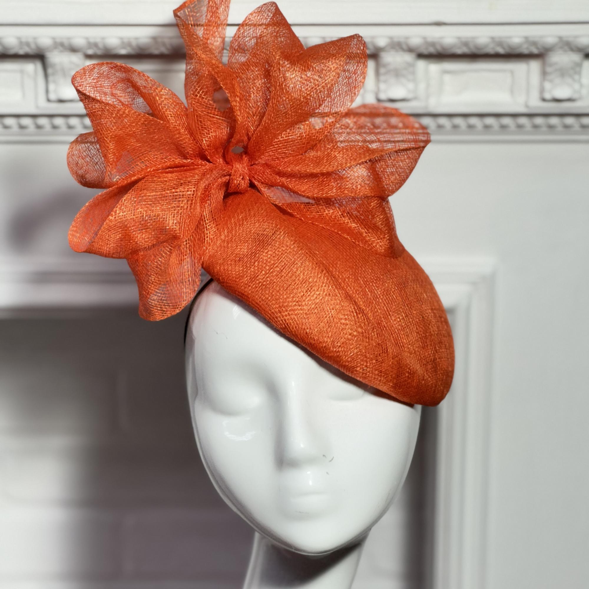 Вечерняя оранжевая шляпка с цветком и вуалью, дизайнерские шляпки Анна Андриенко, купить шляпку для скачек, купить шляпку для праздника, шляпки в москве, шляпки СПб