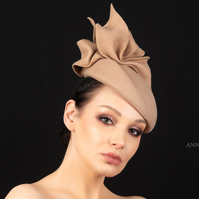 Дизайнерская шляпка таблетка с бантом бежевая, шляпки для скачек купить в Москве, головные уборы Анна Андриенко