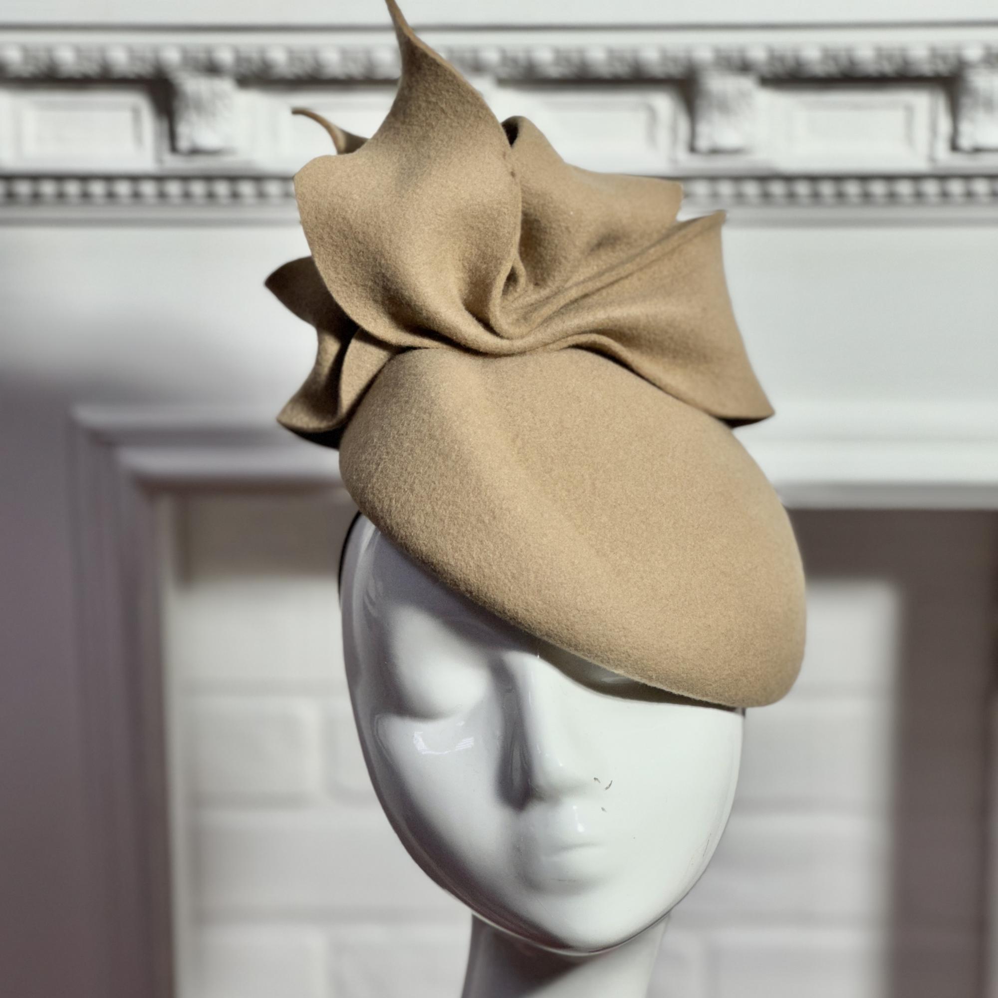Дизайнерская шляпка таблетка с бантом бежевая, шляпки для скачек купить в Москве, головные уборы Анна Андриенко