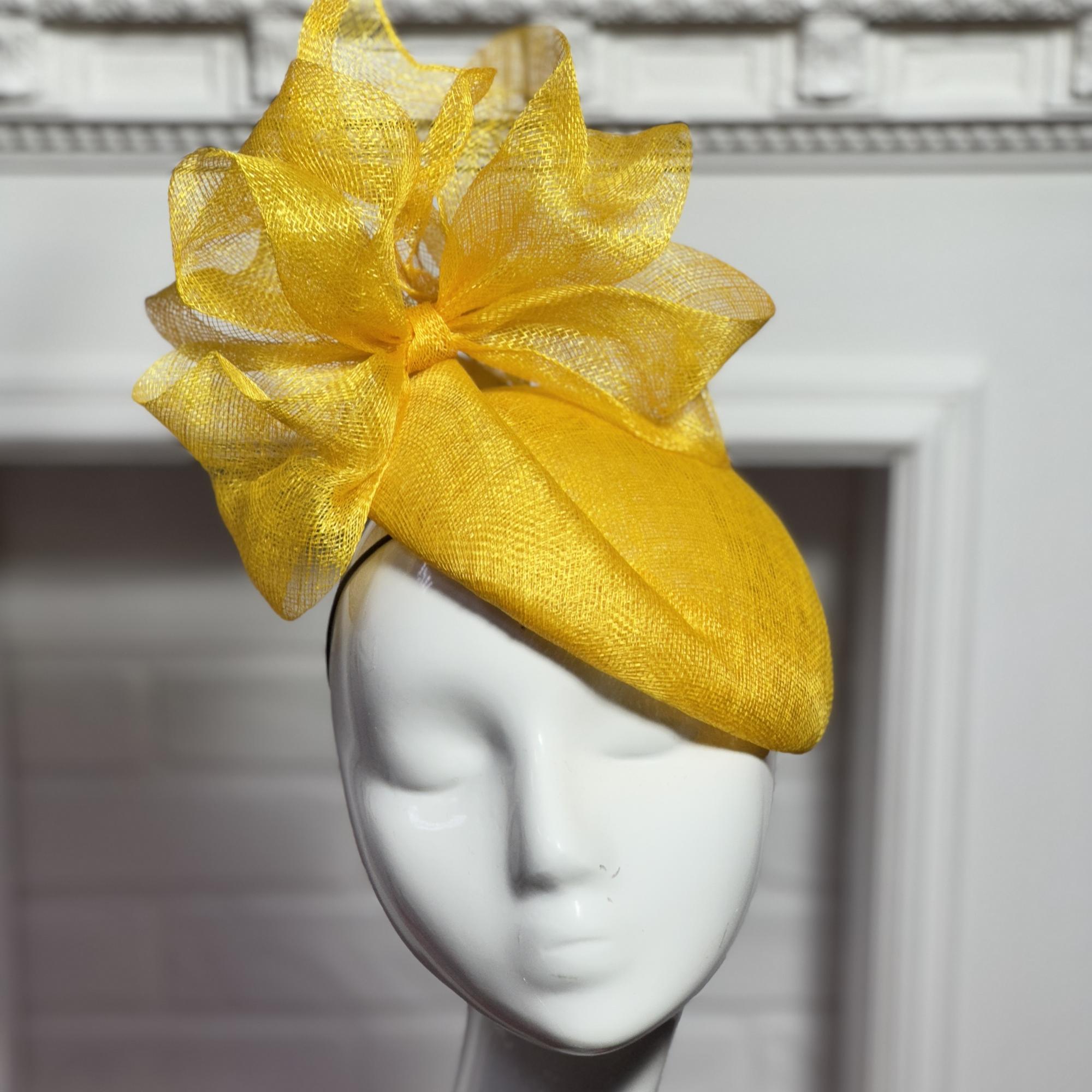 Вечерняя желтая шляпка с цветком и вуалью, дизайнерские шляпки Анна Андриенко, купить шляпку для скачек, купить шляпку для праздника, шляпки в москве, шляпки СПб