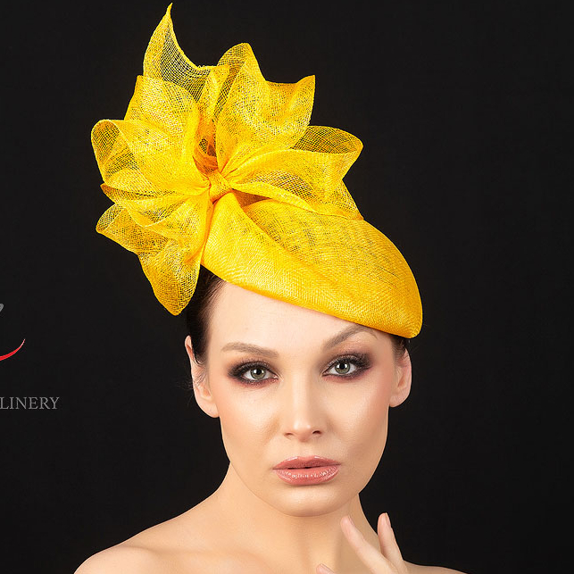 Вечерняя желтая шляпка с цветком и вуалью, дизайнерские шляпки Анна Андриенко, купить шляпку для скачек, купить шляпку для праздника, шляпки в москве, шляпки СПб