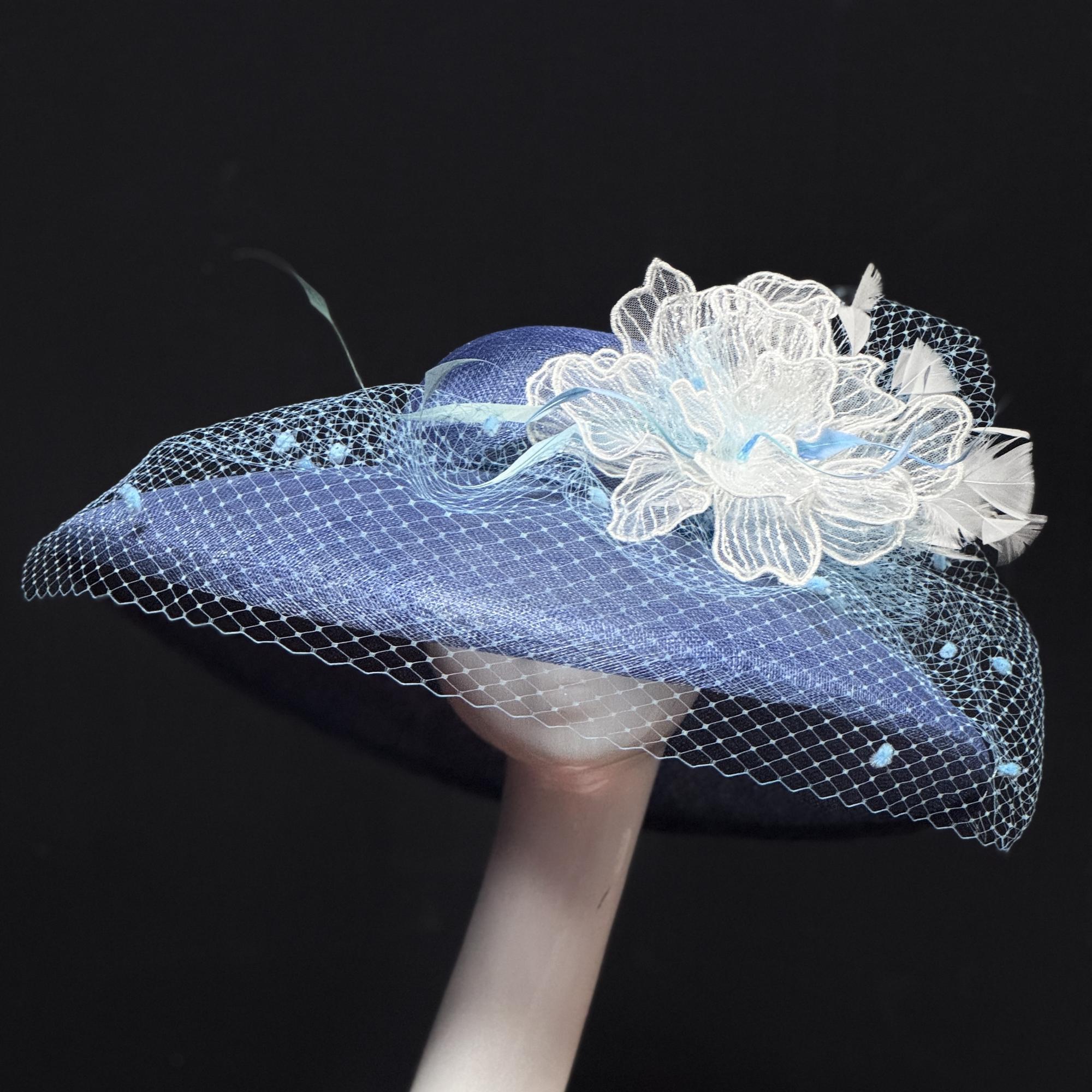 купить голубую широкополую шляпу из синамей для скачек Белый цветок в Москве