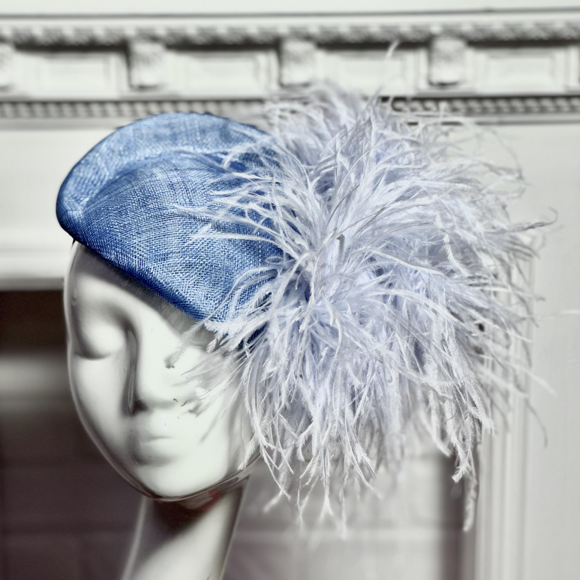 Шляпка таблетка голубая с перьями, дизайнерские шляпки Анна Андриенко, шляпки для скачек