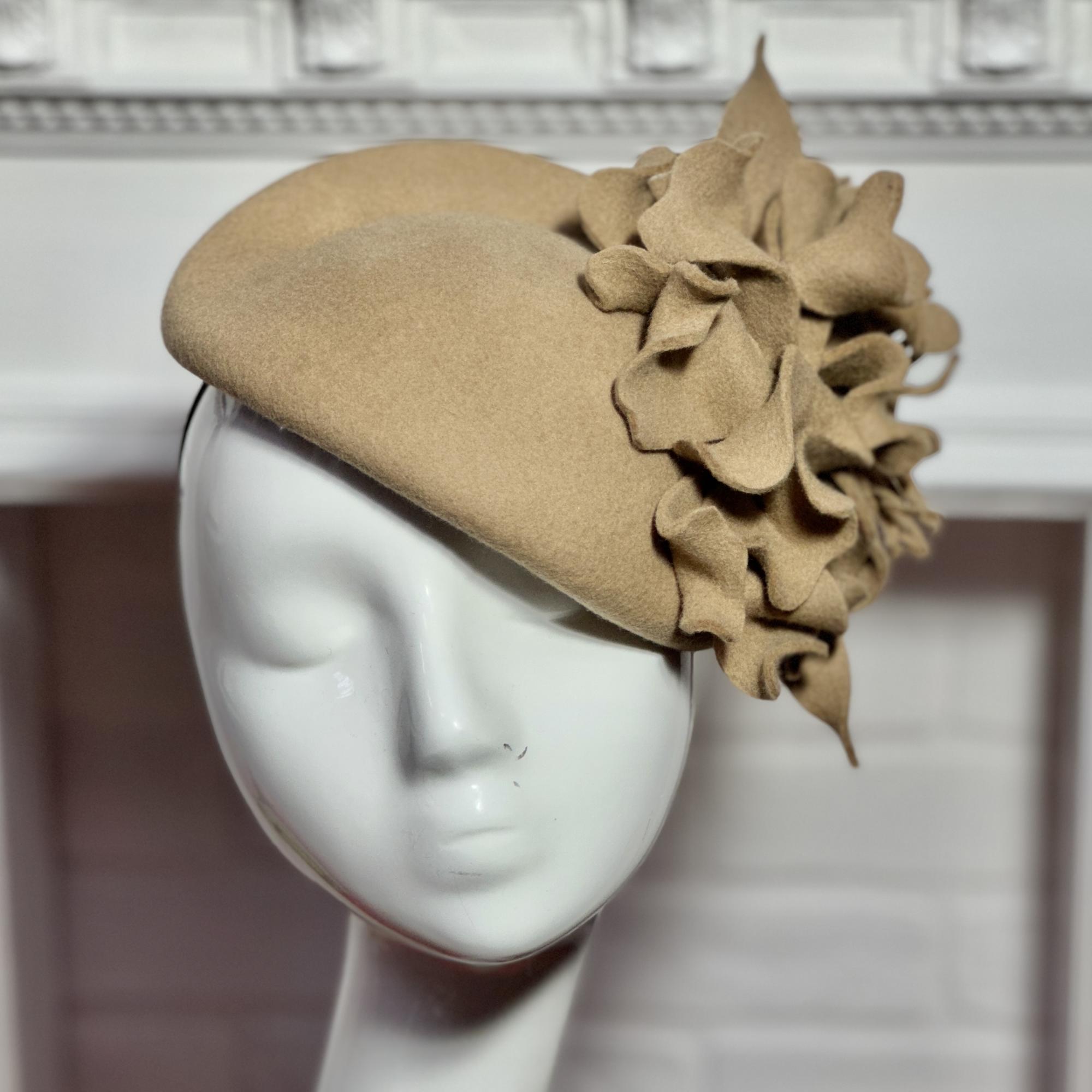 Шляпка таблетка бежевая из фетра с цветком, дизайнерские шляпки Анна Андриенко