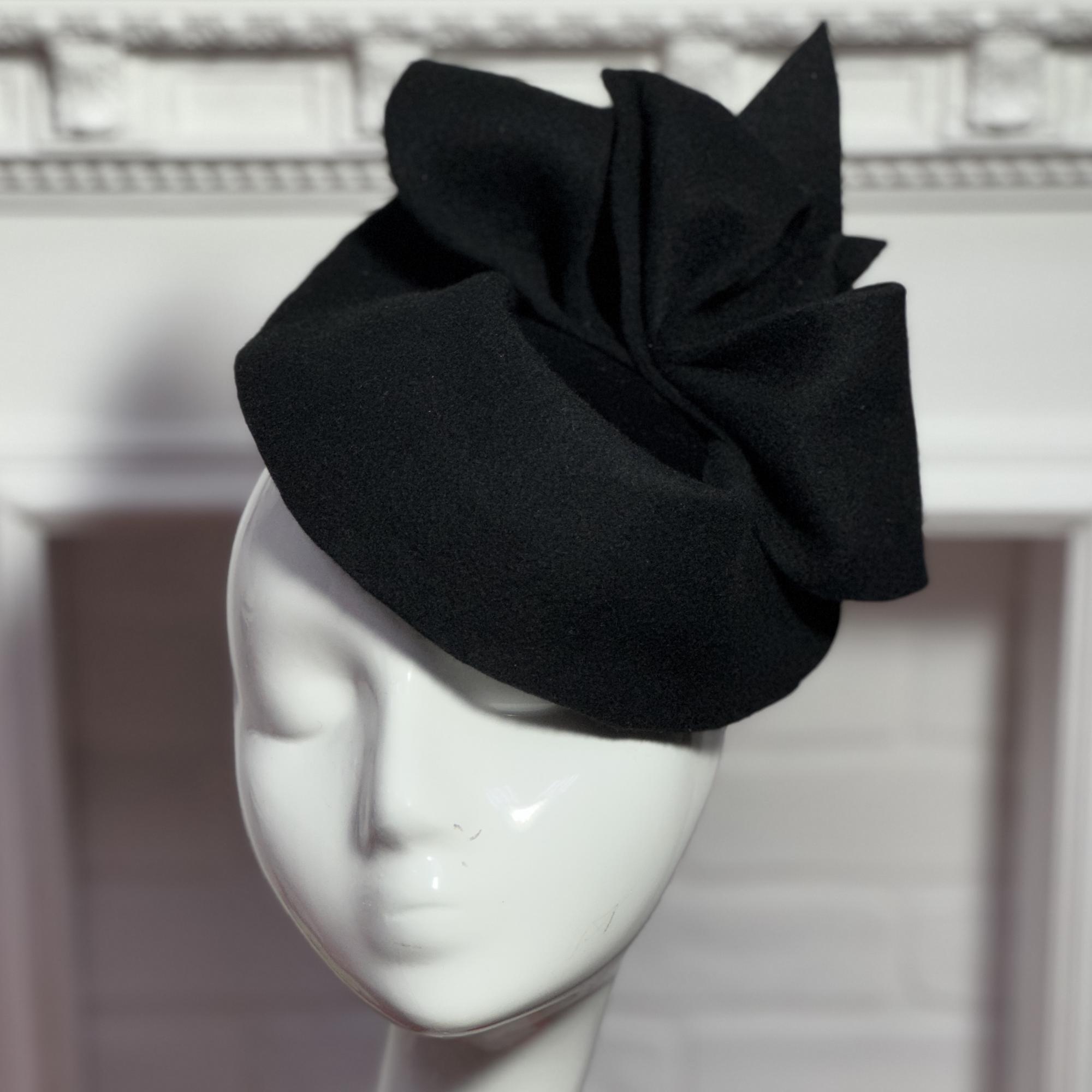 Дизайнерская шляпка из фетра для приемов и торжеств черная, головные уборы Анна Андриенко купить в Москве