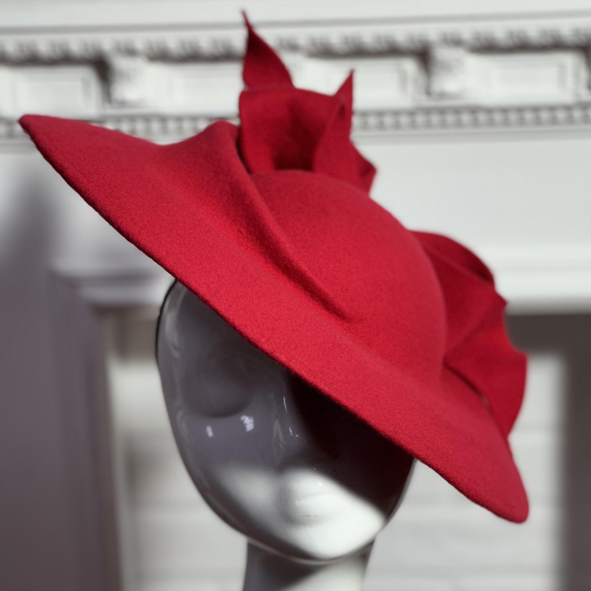 Красная ассиметричная шляпка с бантом , фетровая женская шляпка, дизайнерский головной убор Анна Андриенко