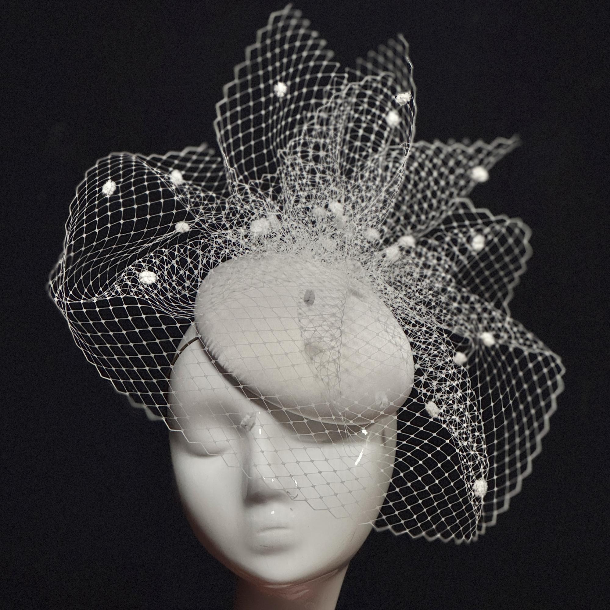 купить белую шляпку таблетку с вуалью, маленькая белая фетровая шляпка, Анна Андриенко дизайнерские шляпки, белая шляпка для скачек с вуалью