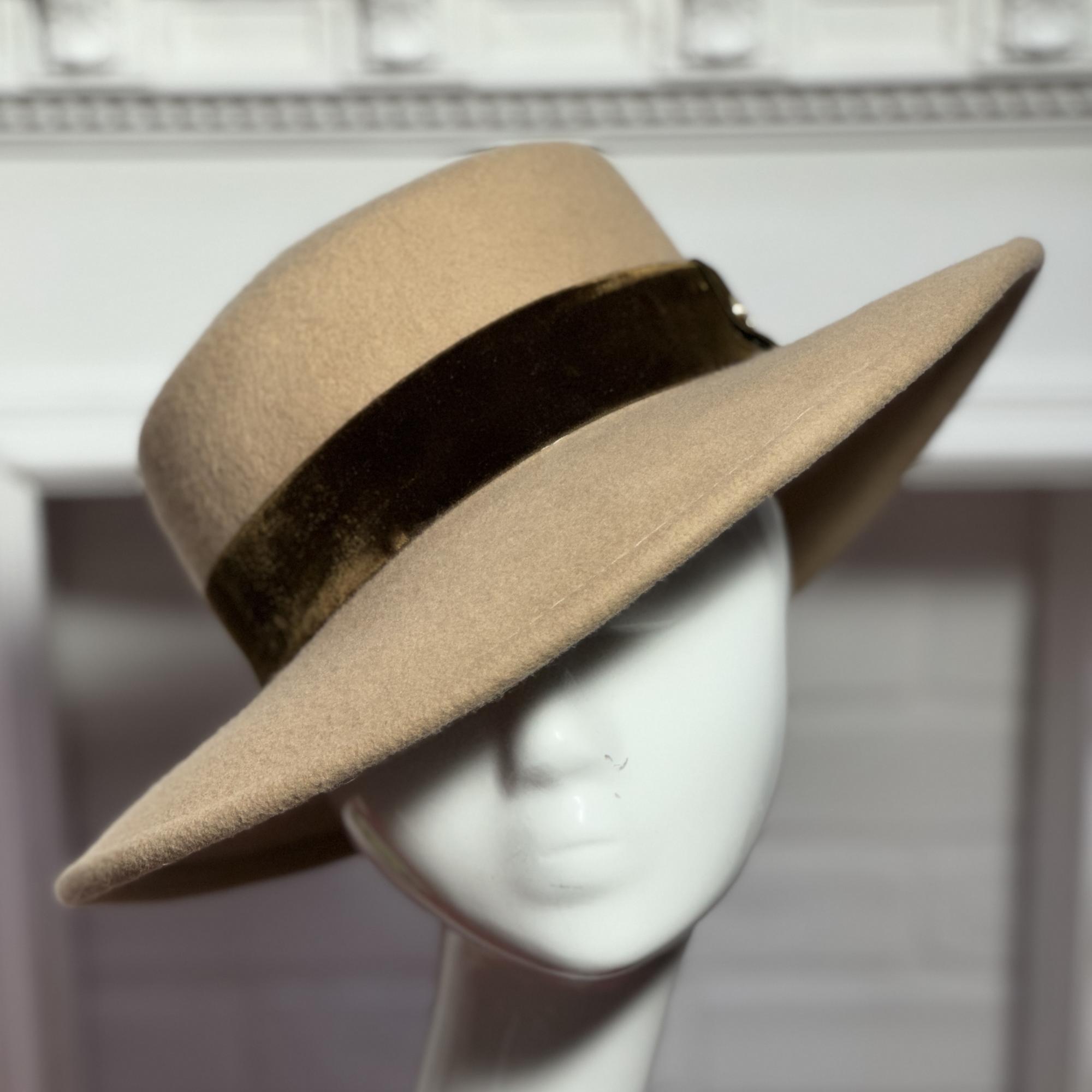 Женская фетровая шляпа бежевая, шляпа с полями весенняя, дизайнерский головной убор Анна Андриенко