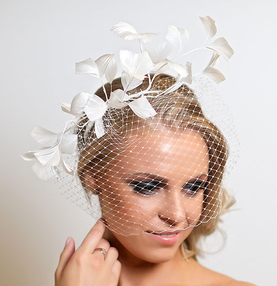 шляпка, вечерняя шляпка, шляпка таблетка, перья, шляпка с вуалью, вуалетка, шляпка с перьями, ручная работа, шляпка для скачек, котельная шляпка, шляпка для праздника, черная шляпка, синяя шляпка, головной убор, шляпка с цветами, шляпка с розами, шелковые цветы, цветы ручной работы, свадебная шляпка, шляпка для невесты, белая шляпка, свадебная вуалетка