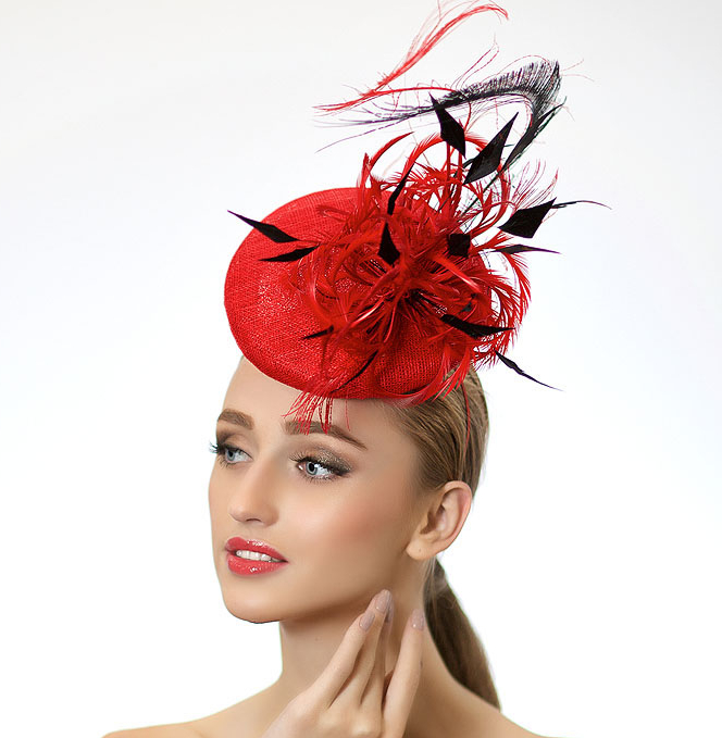 шляпка таблетка, купить шляпку, вечерняя шляпка, красная шляпка, шляпка для скачек, шляпка для фотосессии, шляпка для праздника, шляпка для фотосессии, шляпка с перьями, дизайнерская шляпка, Анна Андриенко