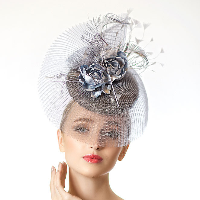 серая шляпка, женская шляпка, шляпка для скачек, вечерняя шляпка, котельная шляпка, шляпка для свадьбы, шляпка для фотосессии, вечерняя шляпка, купите шляпку, шляпка с перьями, шляпка с цветами, дизайнерская шляпка , Анна Андриенко