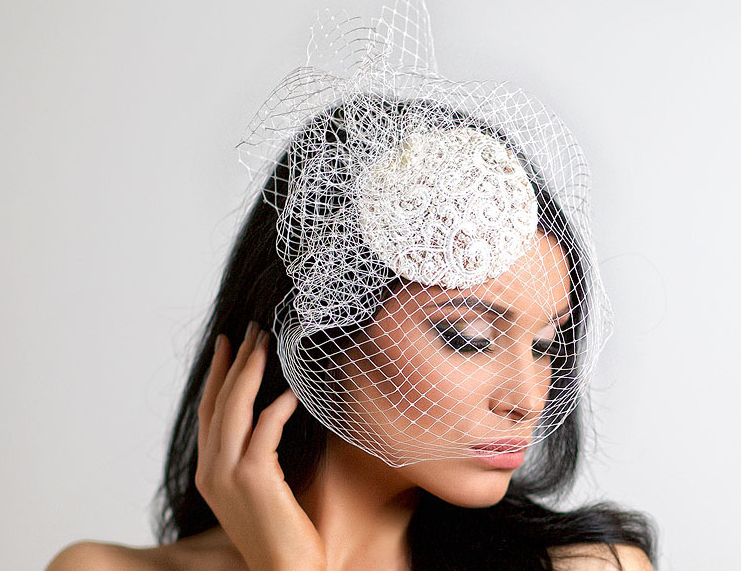 шляпка, вечерняя шляпка, шляпка таблетка, перья, шляпка с вуалью, вуалетка, шляпка с перьями, ручная работа, шляпка для скачек, котельная шляпка, шляпка для праздника, черная шляпка, синяя шляпка, головной убор, шляпка с цветами, шляпка с розами, шелковые цветы, цветы ручной работы, свадебная шляпка, шляпка для невесты, белая шляпка, свадебная вуалетка