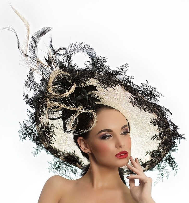 шляпка, вечерняя шляпка, шляпа, вечерняя шляпа, Анна Андриенко, купить черно-белую шляпу, купить белую шляпу для скачек, котельная шляпка, шляпа для скачек, шляпка для скачек, дизайнерская шляпка, черная шляпка, шляпа для вечера, вечерняя шляпа, шляпка для скачек, коктейльная шляпка, шляпка для праздника, черная шляпа, черная шляпка, головной убор, белая шляпка, белая шляпа, шляпа для свадьбы, шляпа для фотосессии, королевские скачки