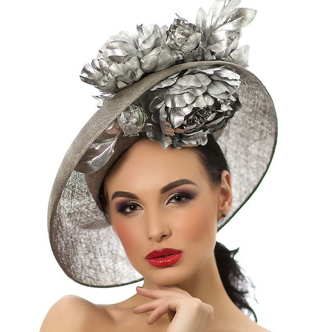 шляпа, серая шляпа, серебристая шляпа, шляпа с цветами, купить шляпу, купить шляпу для скачек, шляпа для скачек, шляпа с полями, летняя шляпа, вечерняя шляпа, светская шляпа, дизайнерская шляпа, Анна Андриенко, эксклюзивная шляпа, королевские скачки, серебристые цветы