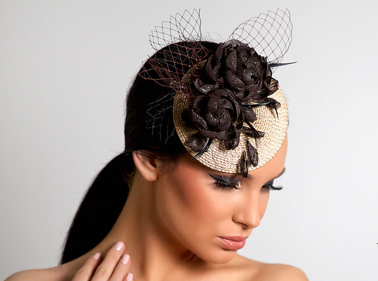 шляпка, вечерняя шляпка, шляпка таблетка, кружево, шляпка с кружевом, ручная работа, шляпка для скачек, котельная шляпка, шляпка для праздника, черная шляпка, бежевая шляпка, коричневая шляпка, головной убор