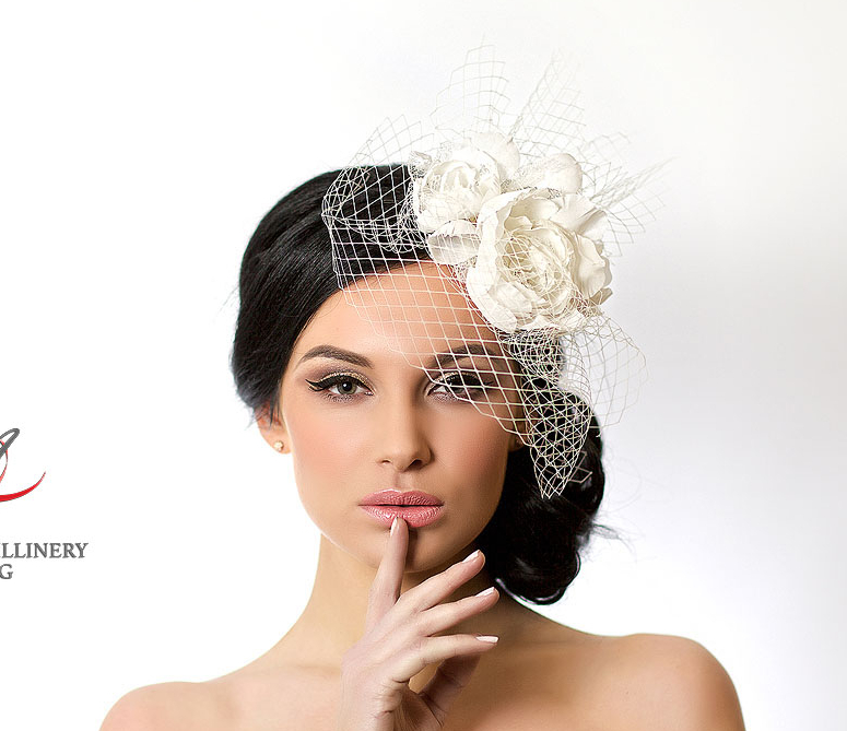 шляпка, вечерняя шляпка, шляпка таблетка, перья, шляпка с вуалью, вуалетка, шляпка с перьями, ручная работа, шляпка для скачек, котельная шляпка, шляпка для праздника, черная шляпка, синяя шляпка, головной убор, шляпка с цветами, шляпка с розами, шелковые цветы, цветы ручной работы, свадебная шляпка, шляпка для невесты, белая шляпка, свадебная вуалетка