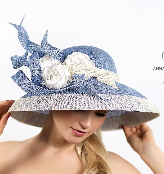 купить шляпу для скачек, купить голубую шляпу, вечерняя шляпа, широкополая шляпа, женская шляпа шляпа с белыми цветами, свадебная шляпа, шляпа для свадьбы, шляпа для праздника, шляпа из синамей, соломенная шляпа, эксклюзивная шляпа, Анна Андриенко