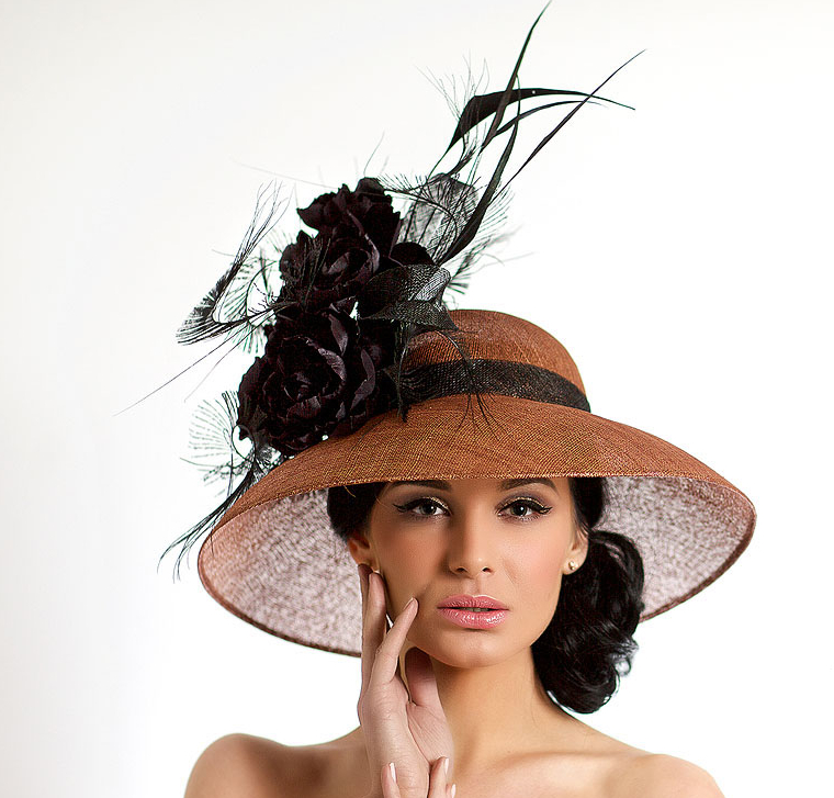 шляпка, вечерняя шляпка, шляпа, вечерняя шляпа, перья, шляпка с вуалью, вуалетка, шляпа с цветами, шляпа для скачек, шелковые цветы, широкополая шляпа, светская шляпа, светская шляпка, пляжная шляпа, шляпка с цветами, шляпка с перьями, ручная работа, шляпка для скачек, котельная шляпка, шляпка для праздника, черная шляпа, черная шляпка, головной убор, коричневая шляпа