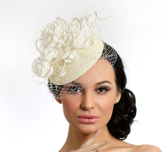 шляпка, вечерняя шляпка, шляпка таблетка, перья, шляпка с вуалью, вуалетка, шляпка с перьями, ручная работа, шляпка для скачек, котельная шляпка, шляпка для праздника, черная шляпка, синяя шляпка, головной убор, шляпка с цветами, шляпка с розами, шелковые цветы, цветы ручной работы, свадебная шляпка, шляпка для невесты, белая шляпка, свадебная вуалетка