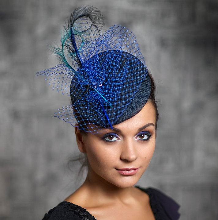 шляпка, вечерняя шляпка, шляпка таблетка, перья, шляпка с вуалью, вуалетка, шляпка с перьями, ручная работа, шляпка для скачек, котельная шляпка, шляпка для праздника, черная шляпка, синяя шляпка, головной убор, шляпка с цветами, шляпка с розами, шелковые цветы, цветы ручной работы, свадебная шляпка, шляпка для невесты, белая шляпка, свадебная вуалетка