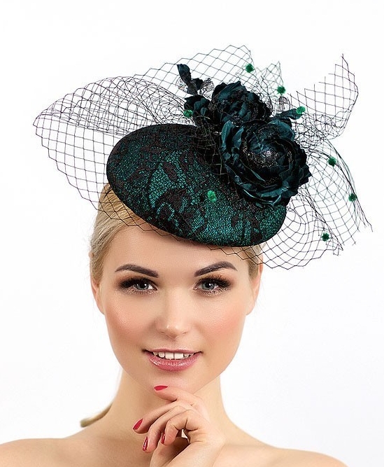 изумрудная шляпка, зеленая шляпка, купить вечернюю шляпку с вуалью, купить шляпку для скачек, вечерняя шляпка, шляпка таблетка, шляпка для праздника, шляпка для фотосессии, шляпка для скачек, шляпка с цветами, женская шляпка