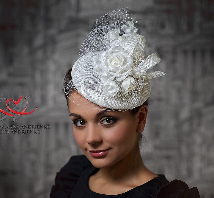 шляпка, вечерняя шляпка, шляпка таблетка, перья, шляпка с вуалью, вуалетка, шляпка с перьями, ручная работа, шляпка для скачек, котельная шляпка, шляпка для праздника, черная шляпка, синяя шляпка, головной убор, шляпка с цветами, шляпка с розами, шелковые цветы, цветы ручной работы, свадебная шляпка, шляпка для невесты, белая шляпка, свадебная вуалетка