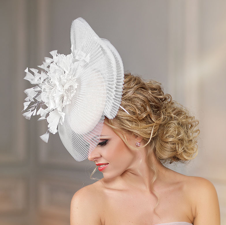 шляпка, вечерняя шляпка, шляпка таблетка, перья, шляпка с вуалью, вуалетка, шляпка с перьями, ручная работа, шляпка для скачек, котельная шляпка, шляпка для праздника, черная шляпка, синяя шляпка, головной убор, шляпка с цветами, шляпка с розами, шелковые цветы, цветы ручной работы, свадебная шляпка, шляпка для невесты, белая шляпка, свадебная вуалетка, шляпка для скачек